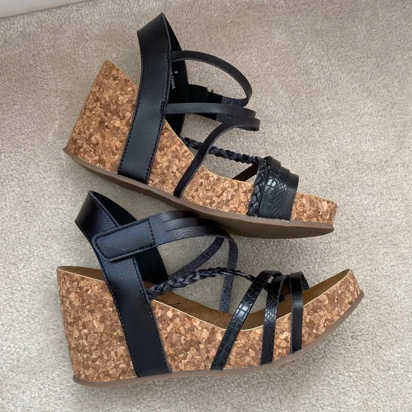 Blowfish Malibu Black Strapped Wedge Sandals - Picture 4 of 7